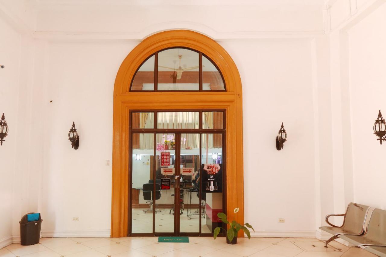 Reddoorz Plus @ Castle Chateau Iloilo Kültér fotó