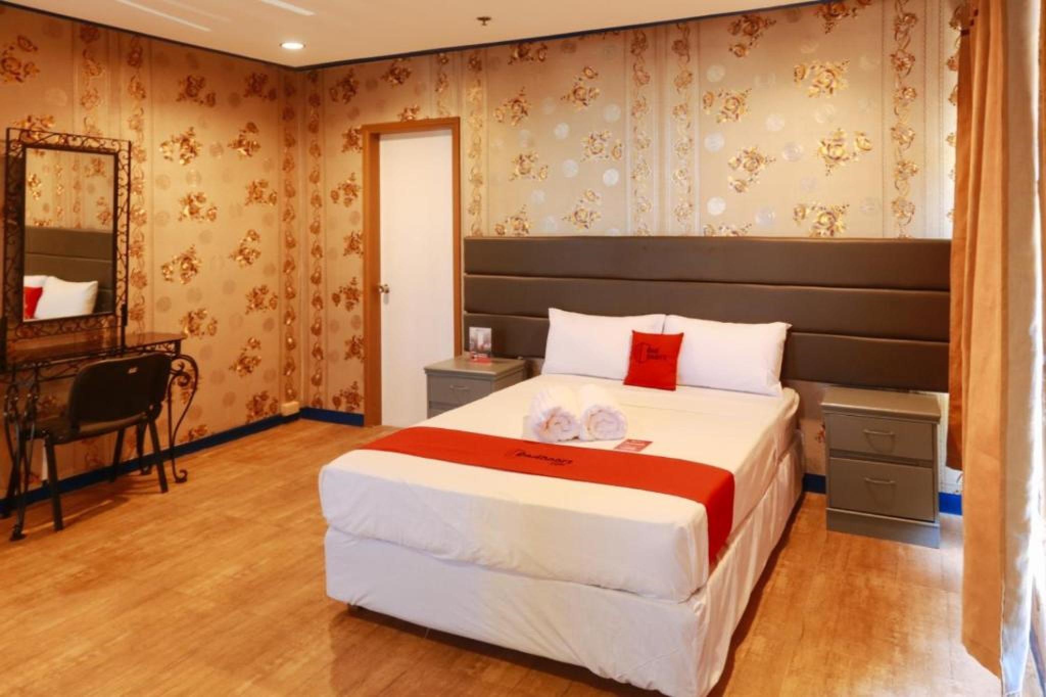 Reddoorz Plus @ Castle Chateau Iloilo Kültér fotó