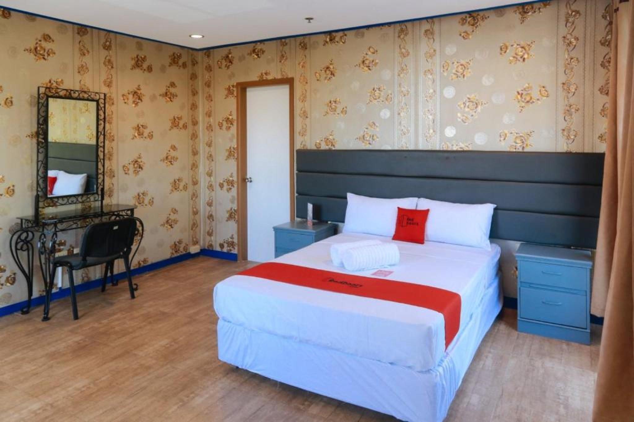 Reddoorz Plus @ Castle Chateau Iloilo Kültér fotó