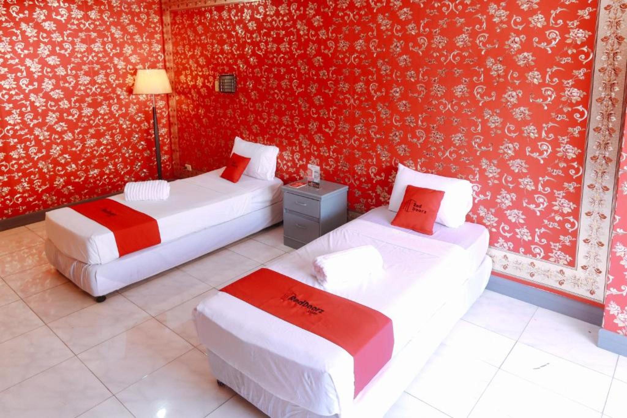 Reddoorz Plus @ Castle Chateau Iloilo Kültér fotó