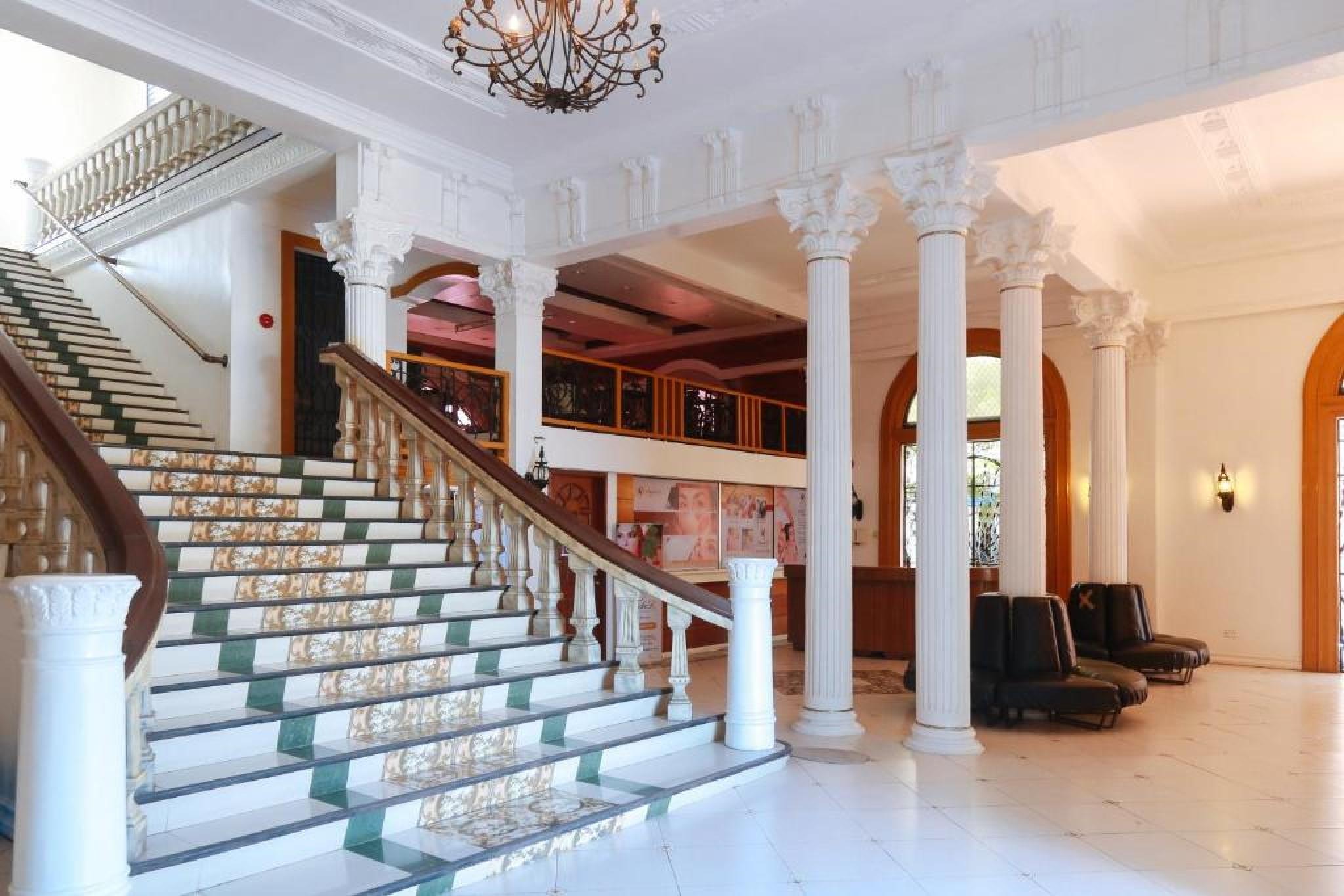 Reddoorz Plus @ Castle Chateau Iloilo Kültér fotó