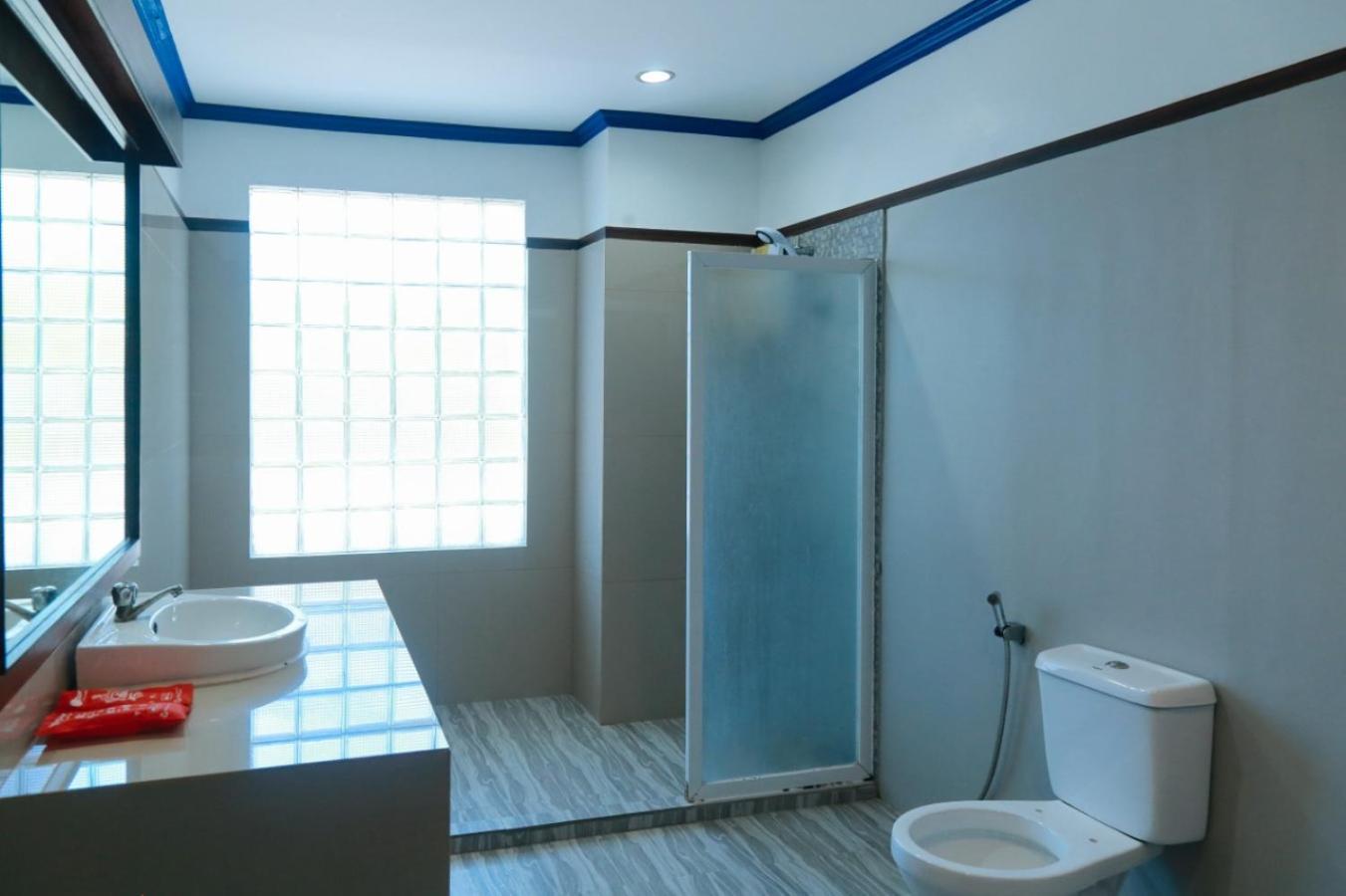 Reddoorz Plus @ Castle Chateau Iloilo Szoba fotó