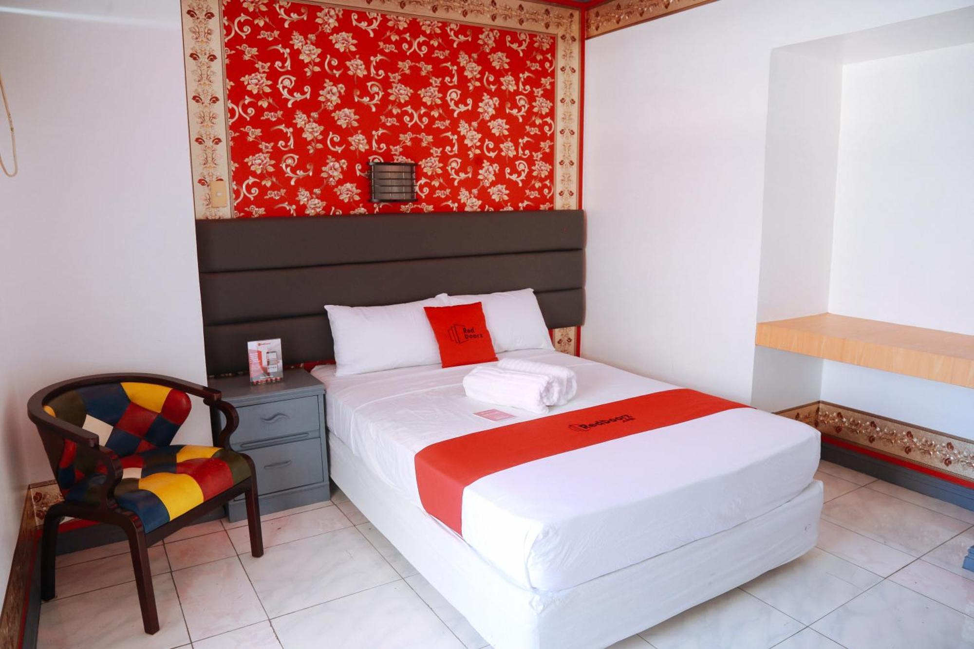 Reddoorz Plus @ Castle Chateau Iloilo Kültér fotó