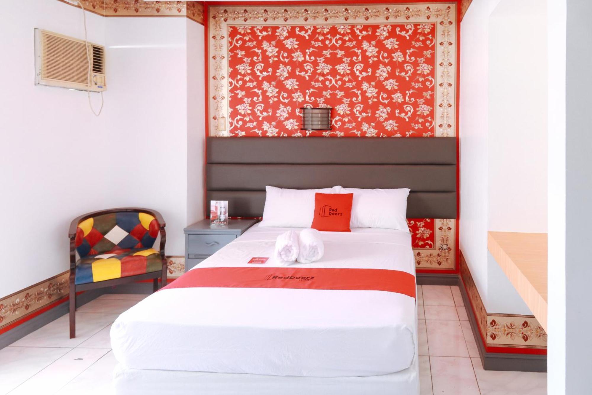 Reddoorz Plus @ Castle Chateau Iloilo Kültér fotó