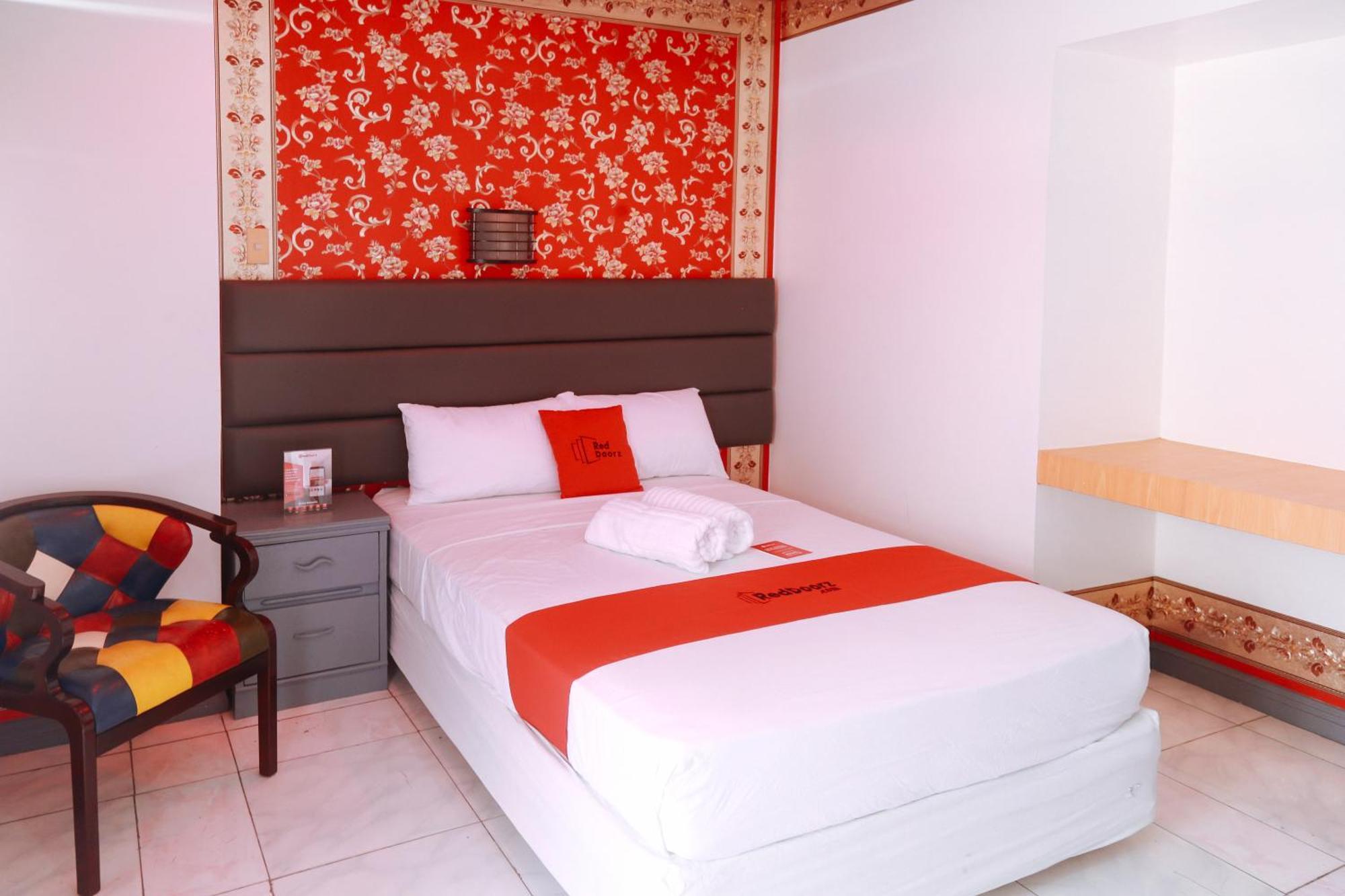 Reddoorz Plus @ Castle Chateau Iloilo Kültér fotó