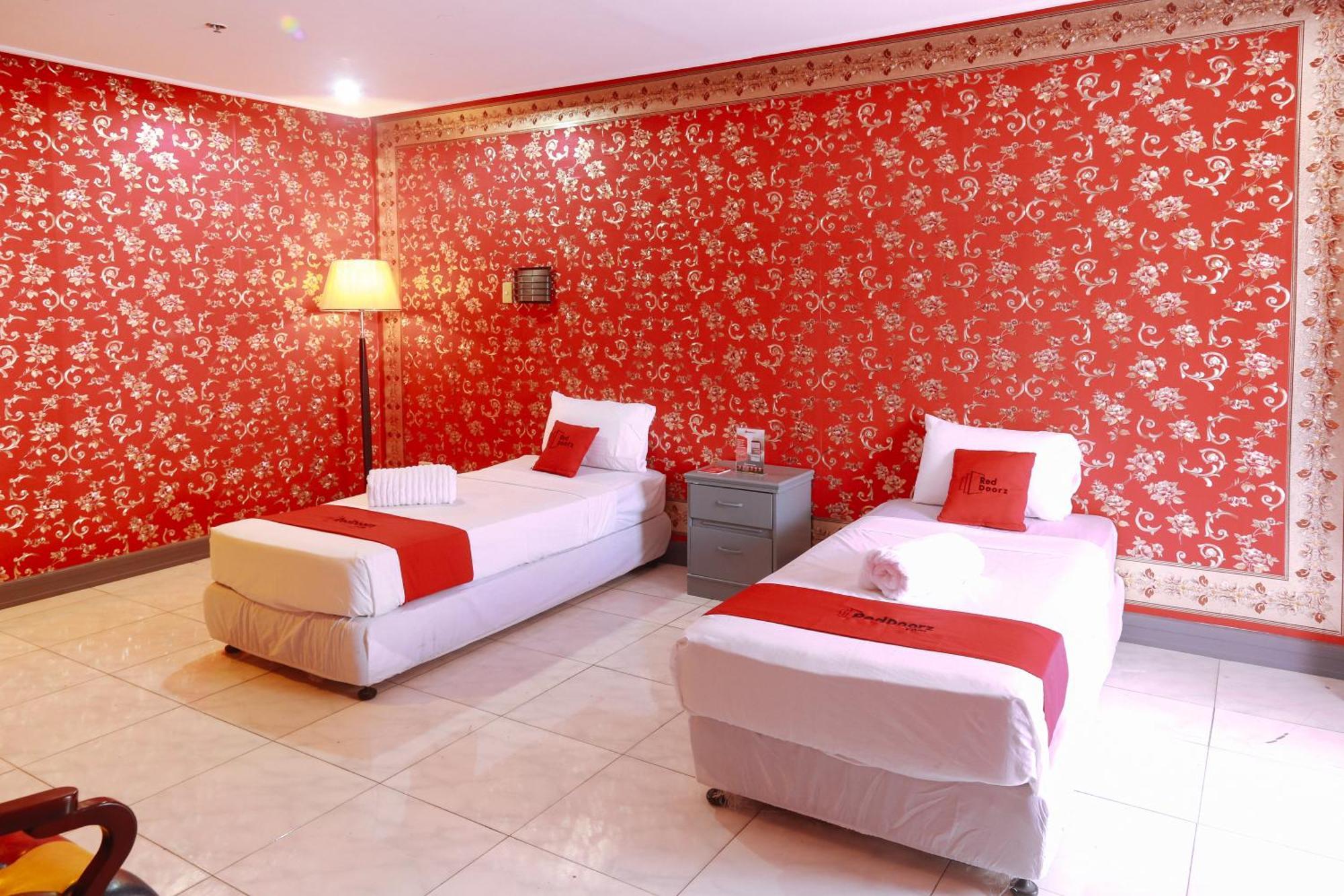 Reddoorz Plus @ Castle Chateau Iloilo Kültér fotó
