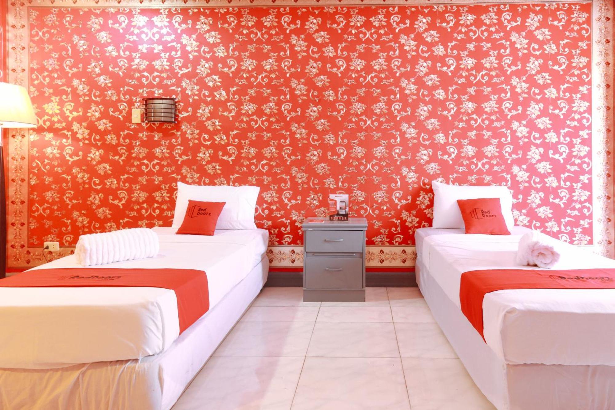 Reddoorz Plus @ Castle Chateau Iloilo Kültér fotó