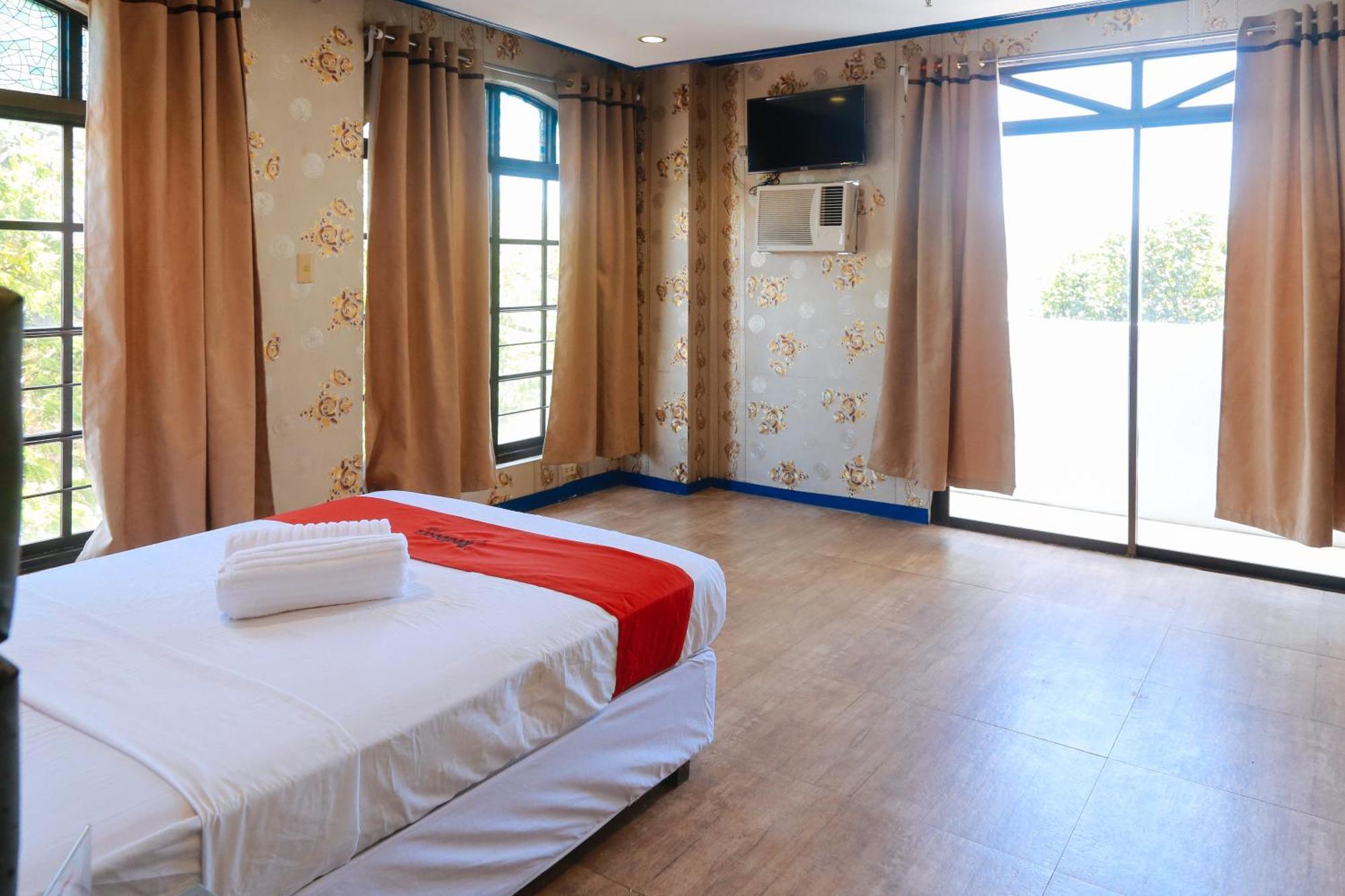Reddoorz Plus @ Castle Chateau Iloilo Kültér fotó