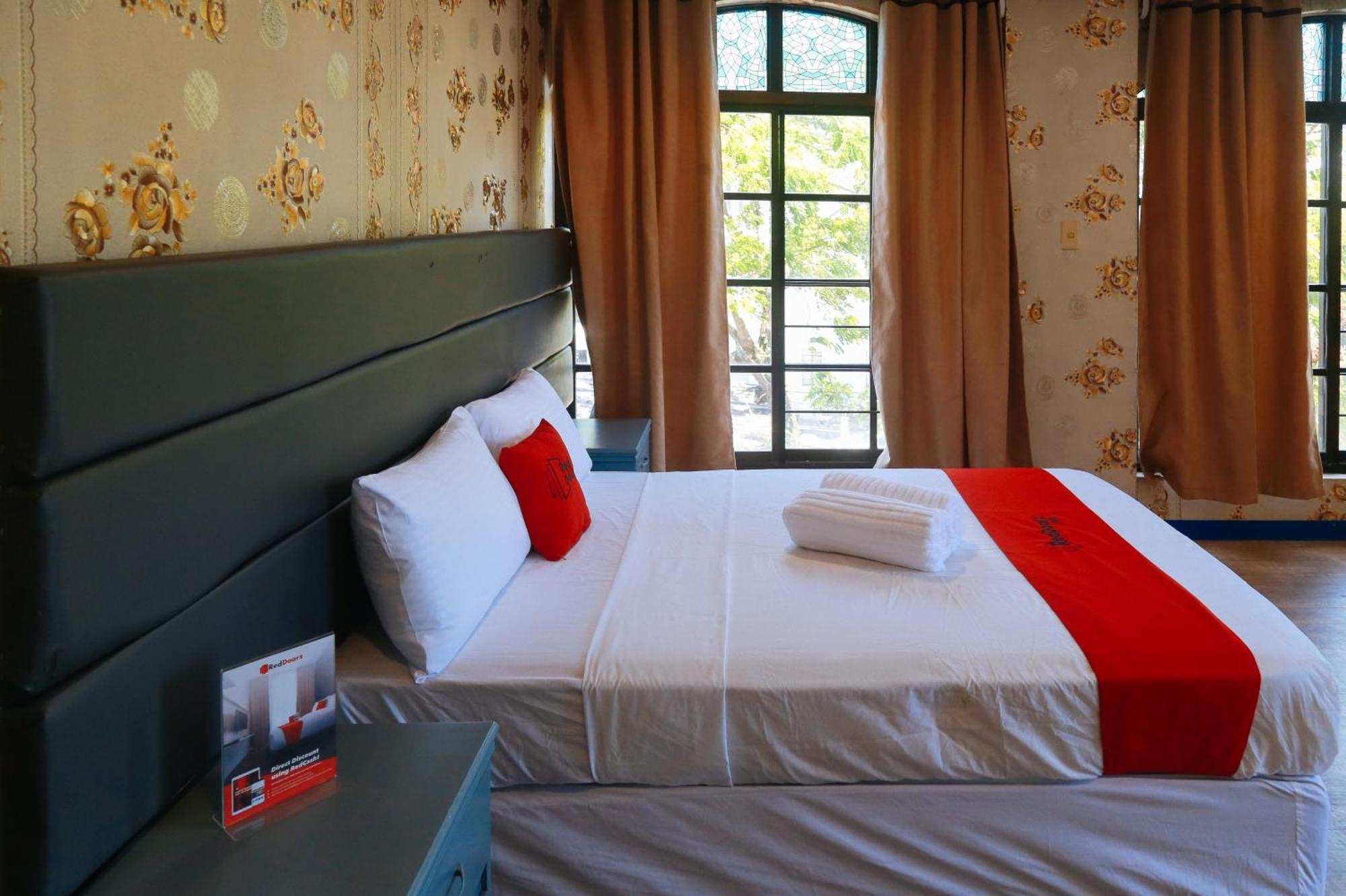 Reddoorz Plus @ Castle Chateau Iloilo Kültér fotó