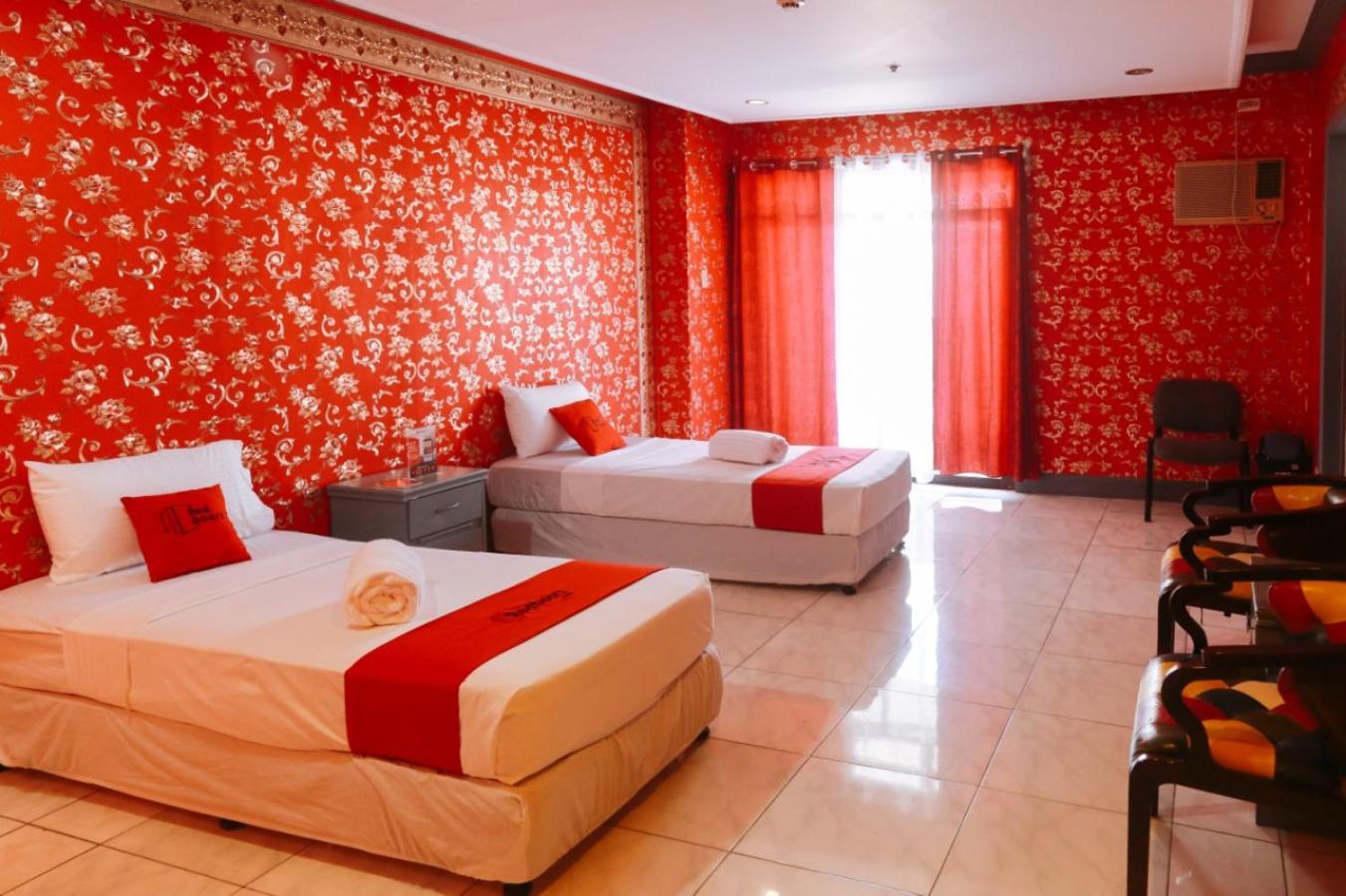 Reddoorz Plus @ Castle Chateau Iloilo Szoba fotó
